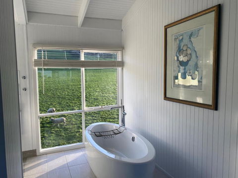 Seacroft Beach House - Foster Accommodation 1