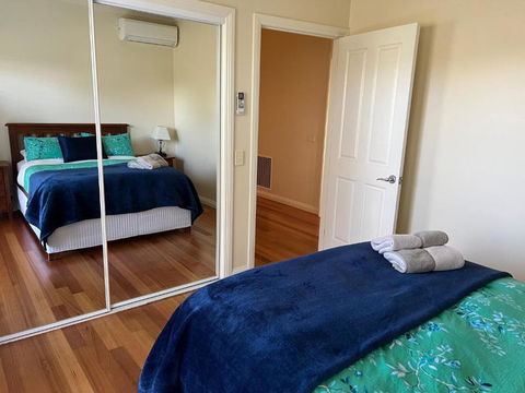 Seagrape Cottage - Foster Accommodation 2