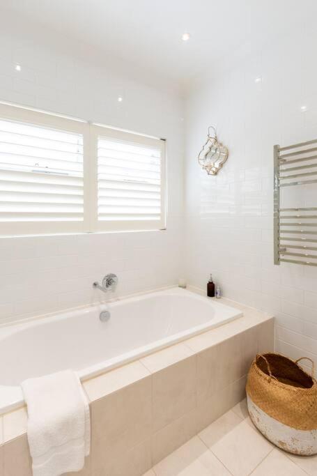 Sealoc - Luxury Beach House - By The Sea - Foster Accommodation 1