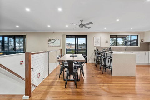 Seaside Living, Family Style! - Foster Accommodation 1