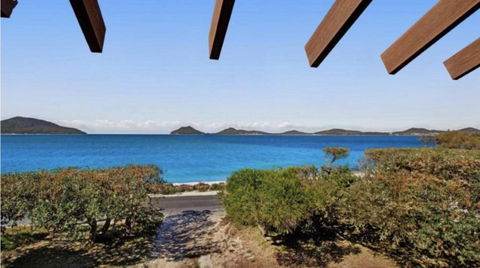 Seaside Serenity Getaway - Foster Accommodation 1