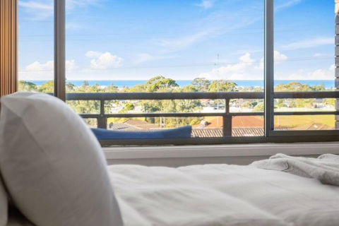 Seaview Escape - Beach Family Getaway With Games - Foster Accommodation 2