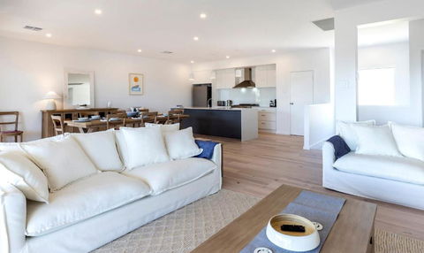 Sellicks Beachside Retreat - Foster Accommodation 1