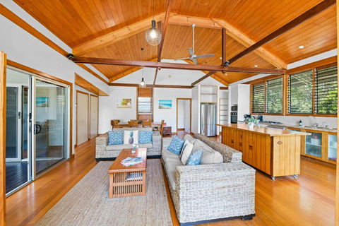 Serenity - Mudjimba - Pet Friendly Holiday Home - Foster Accommodation 3
