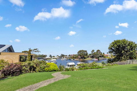 Sheerwater Jetty - Foster Accommodation 2