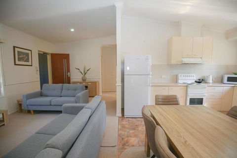 Silver Birches Holiday Village - Unit 4 - Foster Accommodation 0