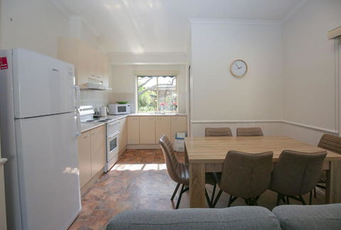 Silver Birches Holiday Village - Unit 4 - Foster Accommodation 3