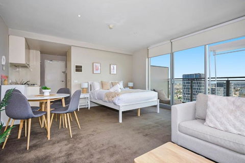 Sleek And Stylish Studio Apartment On Spencer - Foster Accommodation 1