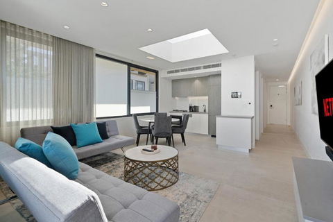 Sleek 1BR Apartment With Skylight Near Coogee Beach - Foster Accommodation 3