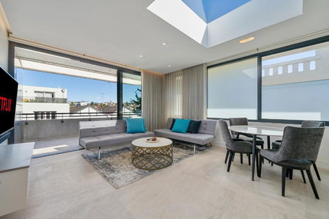 Sleek 1BR Apartment With Skylight Near Coogee Beach - Foster Accommodation 0