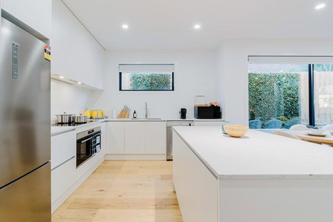 Stylish 4BR Family Townhouse With Private Courtyard - Foster Accommodation 1