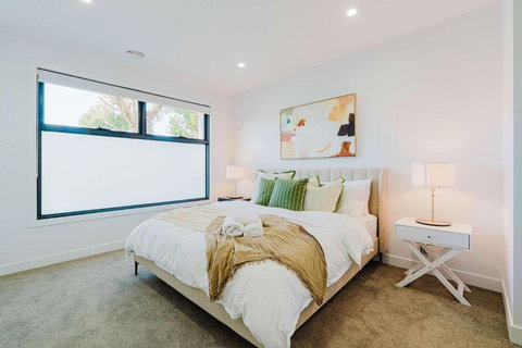 Stylish 4BR Family Townhouse With Private Courtyard - Foster Accommodation 2