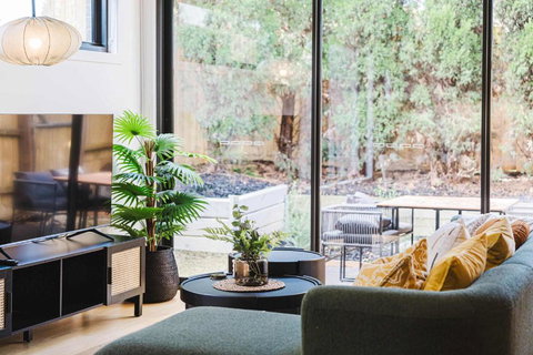 Stylish 4BR Family Townhouse With Private Courtyard - Foster Accommodation 3