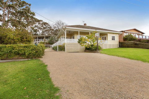 BEACHSIDE GETAWAY - DROMANA - Foster Accommodation 0