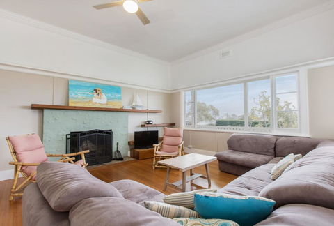 BEACHSIDE GETAWAY - DROMANA - Foster Accommodation 1