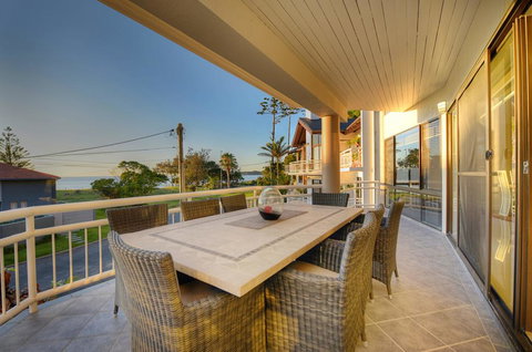 BEACHSIDE MANOR - Walk To The Beach - Foster Accommodation 2