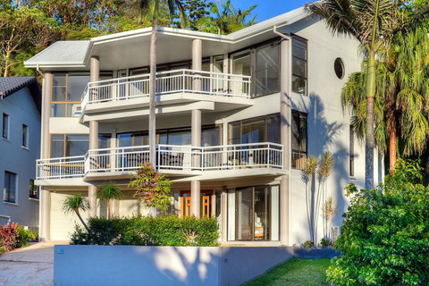 BEACHSIDE MANOR - Walk To The Beach - Foster Accommodation 0