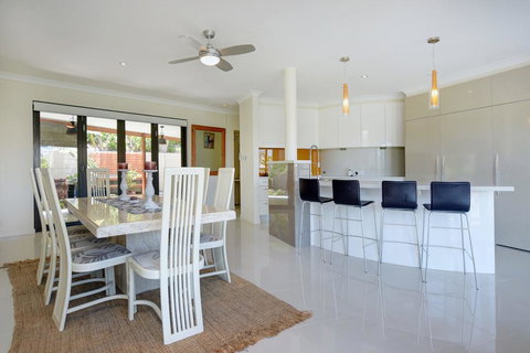 BEACHSIDE MANOR - Walk To The Beach - Foster Accommodation 3