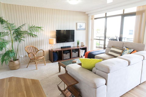 Beauty At The Beach - Modern Beachfront Apartment - Foster Accommodation 3