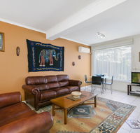 Black Dolphin Waterfront Apartment - Foster Accommodation