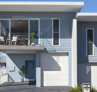 Blue Pelican - pacific views walk to beach - Foster Accommodation