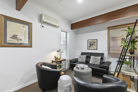 Blue Shades Motel - Foster Accommodation 1