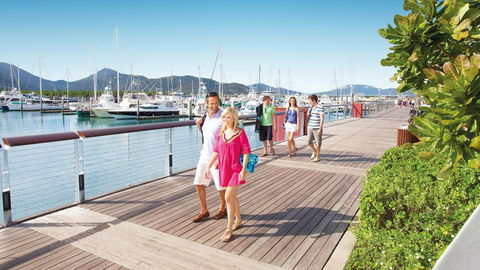 Boatel Cairns - Foster Accommodation 1