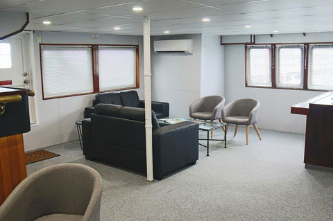 Boatel Cairns - Foster Accommodation 3