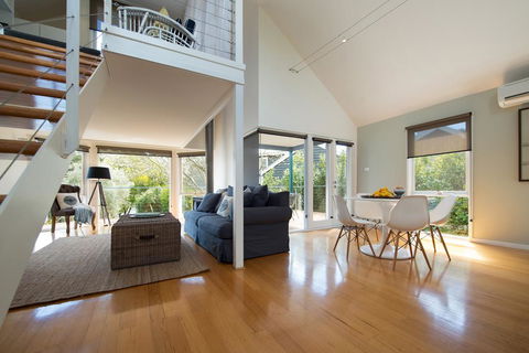 Boatshed Villa Yellow Door - Foster Accommodation 1