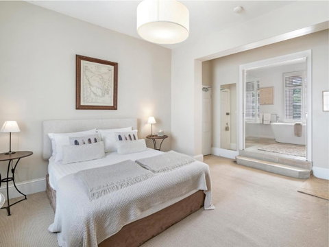 The Red Feather Inn - Foster Accommodation 3