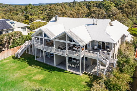 WATERFRONT - Foster Accommodation 1