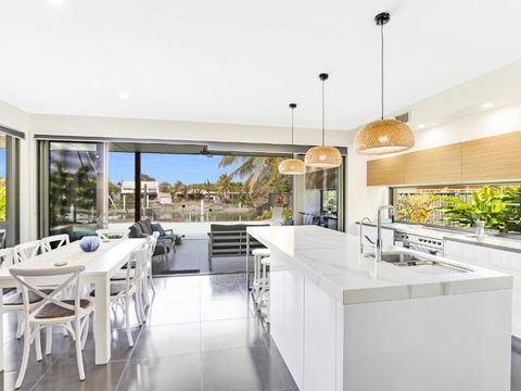 WATERFRONT HOME BORDERING MOOLOOLABA - Foster Accommodation 2