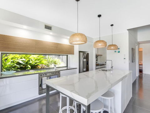 WATERFRONT HOME BORDERING MOOLOOLABA - Foster Accommodation 3
