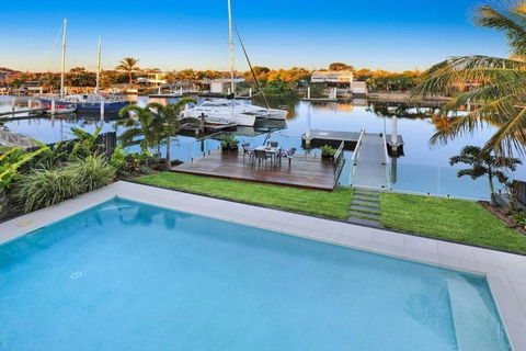 WATERFRONT HOME BORDERING MOOLOOLABA - Foster Accommodation 1