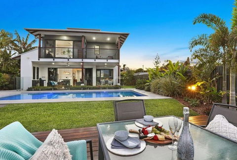 WATERFRONT HOME BORDERING MOOLOOLABA - Foster Accommodation 0