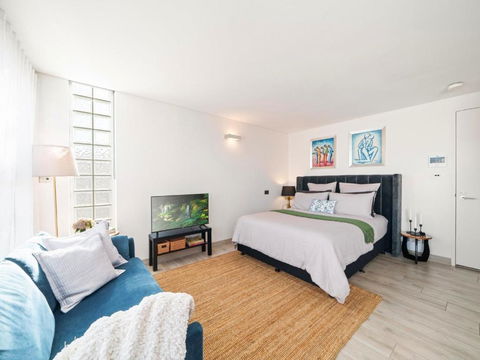 XQ Collection La Casa De Frida - Modern Studio With Balcony - Foster Accommodation 3