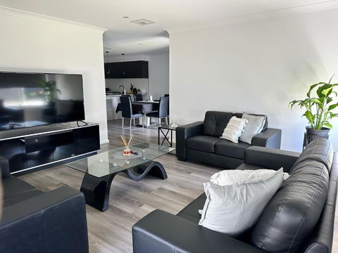 Xquisite - Foster Accommodation 0