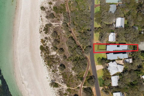 XYZ Holiday Home - Foster Accommodation 0