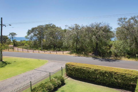 XYZ Holiday Home - Foster Accommodation 2
