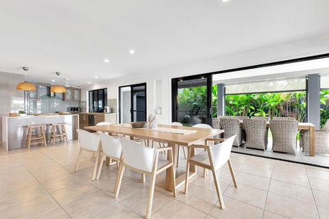 YALLA24-Luxury Resort Style Home - Foster Accommodation 3
