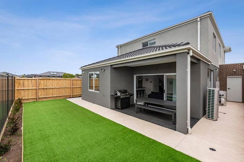 Amazing Family Home Opposite A Park & Sleeps 10 - Foster Accommodation 0
