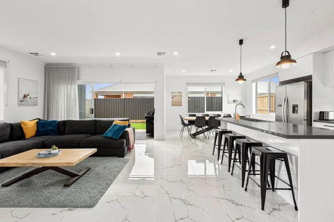 Amazing Family Home Opposite A Park & Sleeps 10 - Foster Accommodation 1