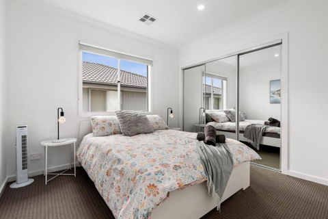 Amazing Family Home Opposite A Park & Sleeps 10 - Foster Accommodation 2