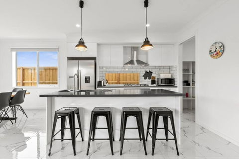Amazing Family Home Opposite A Park & Sleeps 10 - Foster Accommodation 3