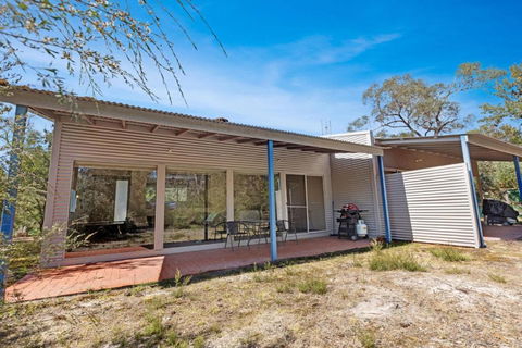 Amphion - Waterfront Retreat - Foster Accommodation 1