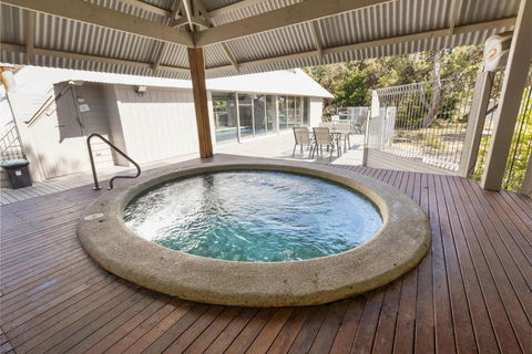 Amphion - Waterfront Retreat - Foster Accommodation 4