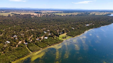 Amphion - Waterfront Retreat - Foster Accommodation 3