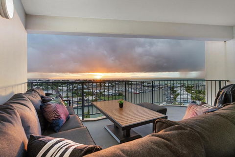 Anchor Point Penthouse 3BR With Marina Views - Pool - BBQs - Foster Accommodation 0