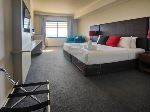 ZEN88 ESPLANADE: Hotel Suite W/ Ocean/Sunset Views - Foster Accommodation 1