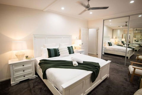 ZenLux Rosewood Luxury Family Escape - Pool - BBQ - Foster Accommodation 3
